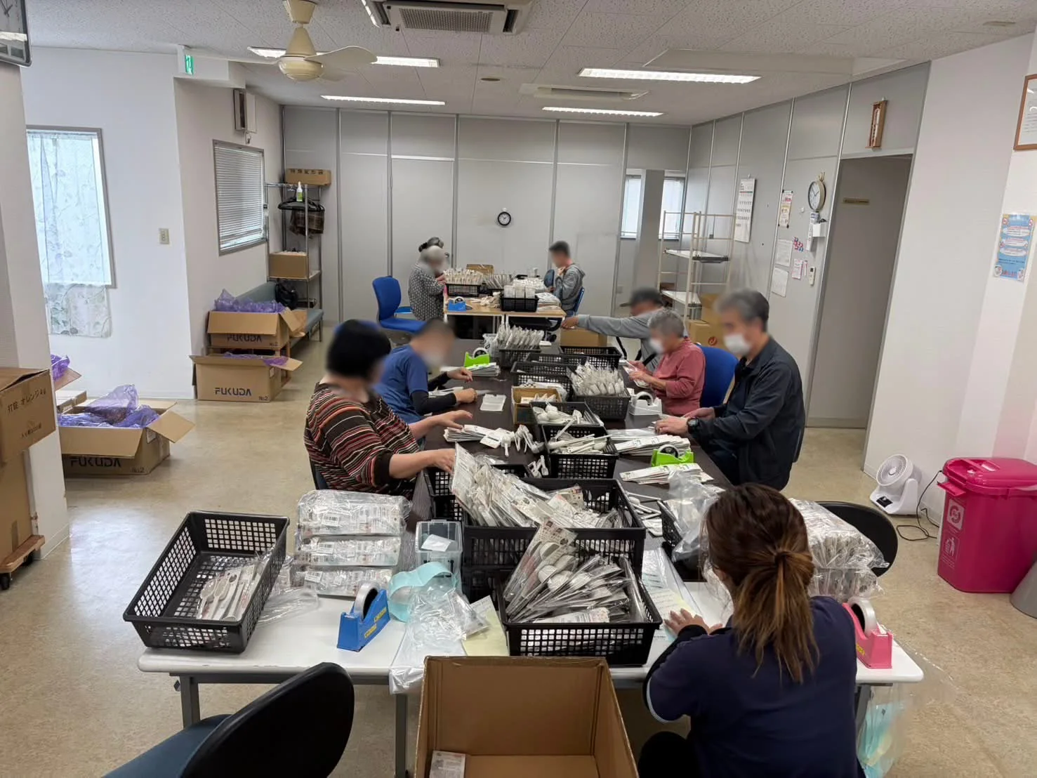 内職作業に取り組む様子